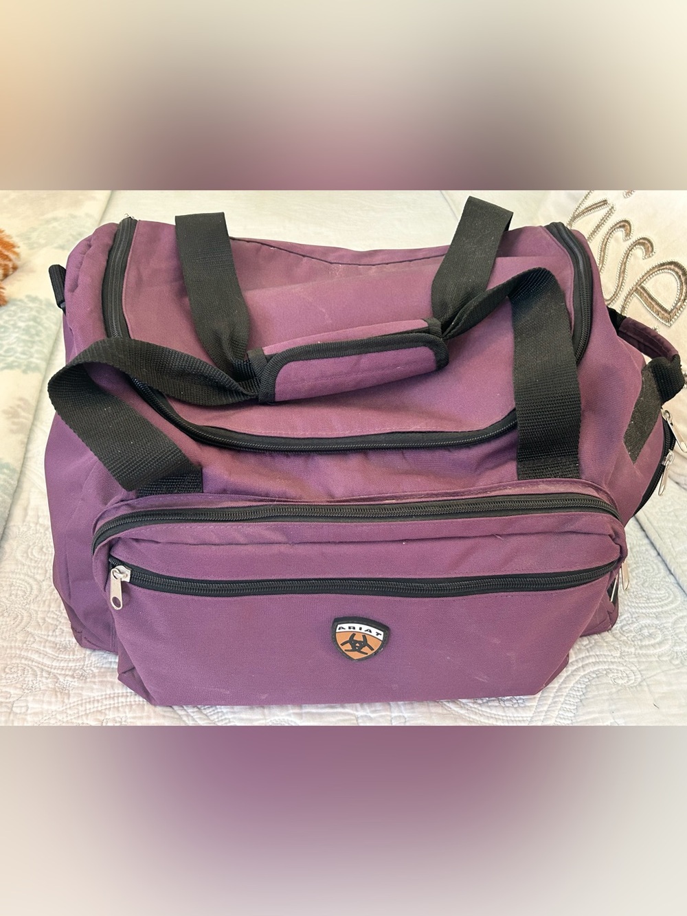 ARIAT equestrian show gear bag - plum, pockets